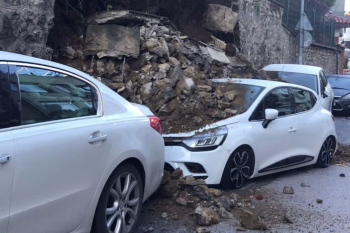 Üsküdar'da istinat duvarı çöktü: 2 araç hasar gördü