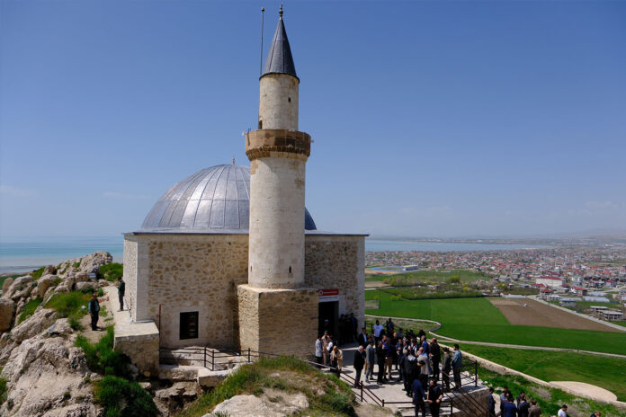 Van’daki Osmanlı mirası camii ibadete açıldı