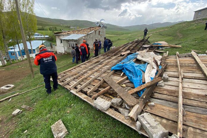 Ağrı'da fırtına ve dolu etkili oldu, evlerin çatıları uçtu