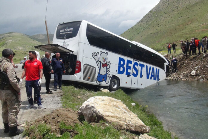 Bitlis'te yolcu otobüsü dereye uçtu: 7 yaralı