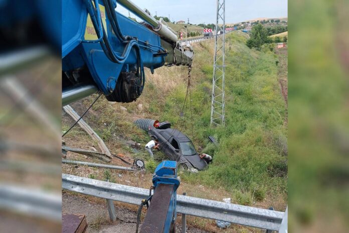 Elazığ'da otomobil şarampole uçtu: 2 yaralı