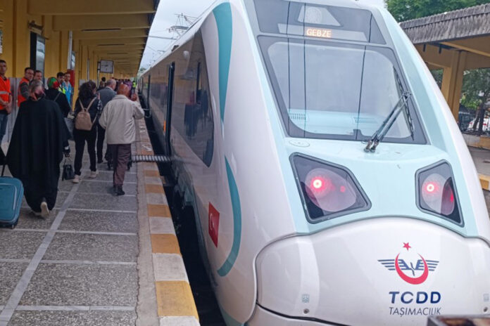 Elektrikli tren seti 1 yılda 575 bin yolcu taşıdı