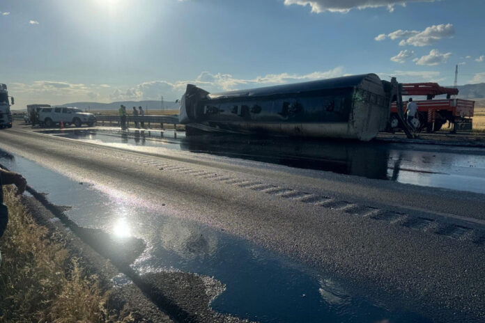 Mardin’de akaryakıt yüklü tanker devrildi:1 ölü