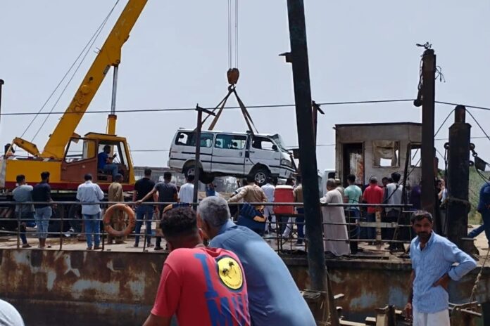 Mısır'da sürücüsünün el frenini çekmediği minibüs nehre düştü: 10 ölü