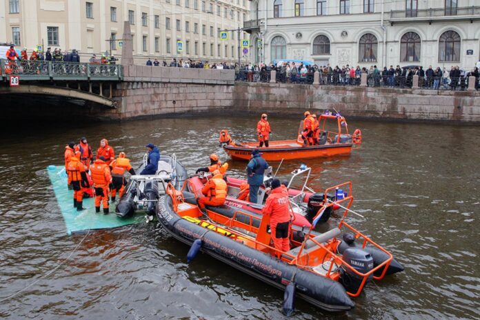 Rusya’nın St. Petersburg kentinde yolcu otobüsü nehre düştü: 4 ölü