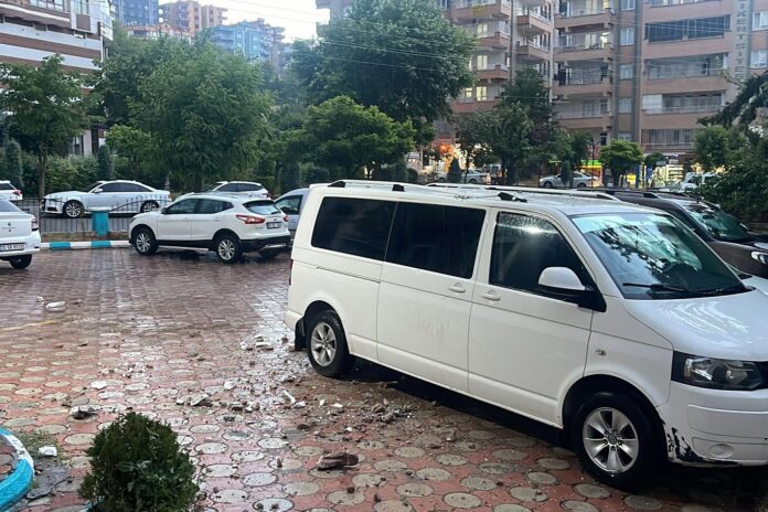 Şanlıurfa'da bir binanın çatısına yıldırım düştü