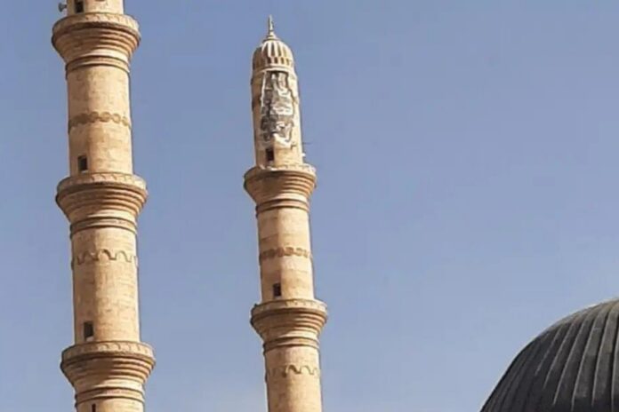 Mardin’de cami minaresine yıldırım isabet etti