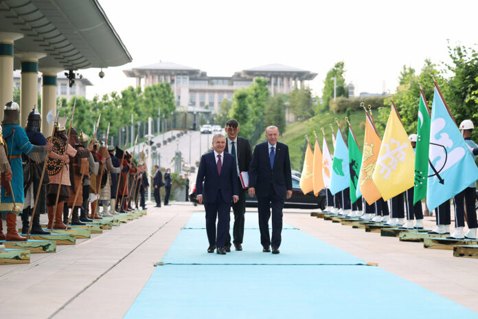 Özbekistan Cumhurbaşkanı Mirziyoyev’e Devlet Nişanı tevcih edildi