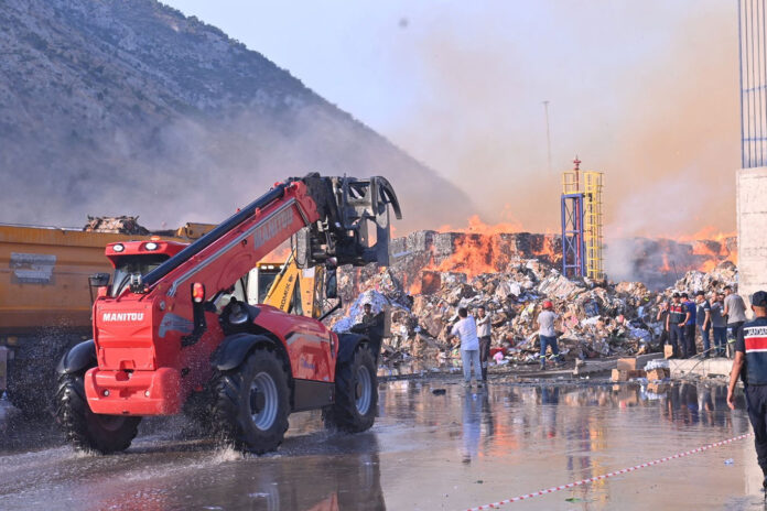 Aydın'da kâğıt fabrikasında yangın