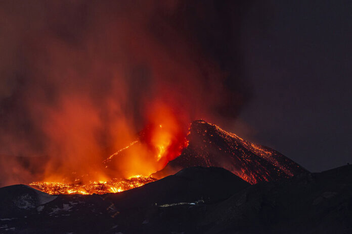 Etna Yanardağında yeni patlama