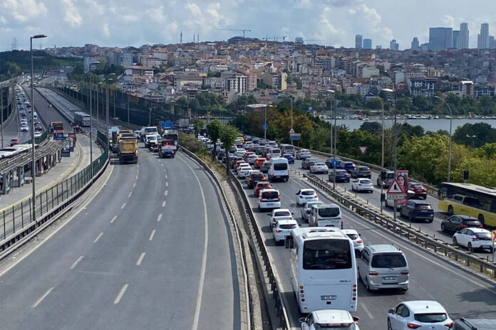 Haliç Köprüsü'nde asfalt yenileme çalışması trafiği olumsuz etkiliyor