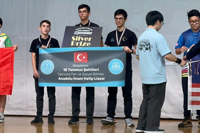 İstanbul İmam Hatip Lisesi öğrencileri robot yarışmasında dünya şampiyonu oldular