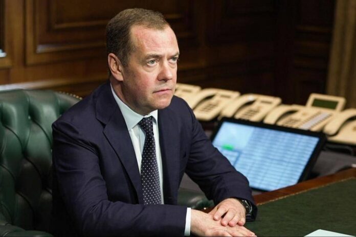 Medvedev: Beyaz Saray'da bostan korkuluğu bile oturabilir çünkü iş derin devletin elinde