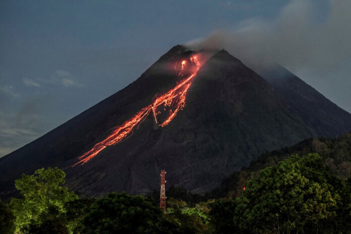 Merapi Yanardağında volkanik patlama