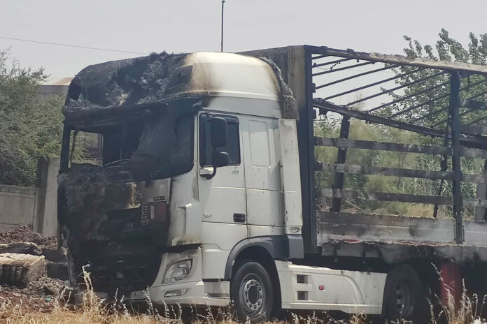 Şanlıurfa'da hareket halinde alev alan tır söndürüldü