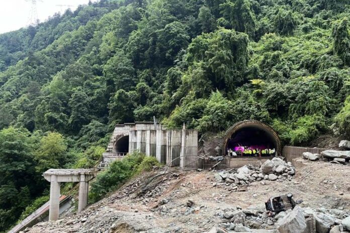 Çin'de heyelan ve köprü çökmesi: 2 ölü 17 kayıp