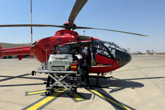 Şırnak’ta ambulans helikopter 52 günlük Umut bebek için havalandı